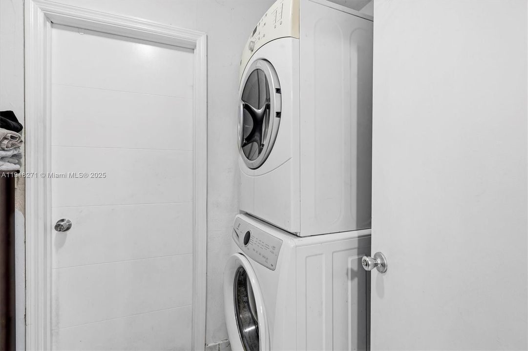 合同活跃: $680,000 (3 贝兹, 2 浴室, 1450 平方英尺)