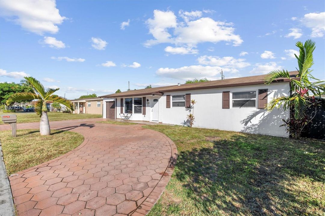 合同活跃: $680,000 (3 贝兹, 2 浴室, 1450 平方英尺)