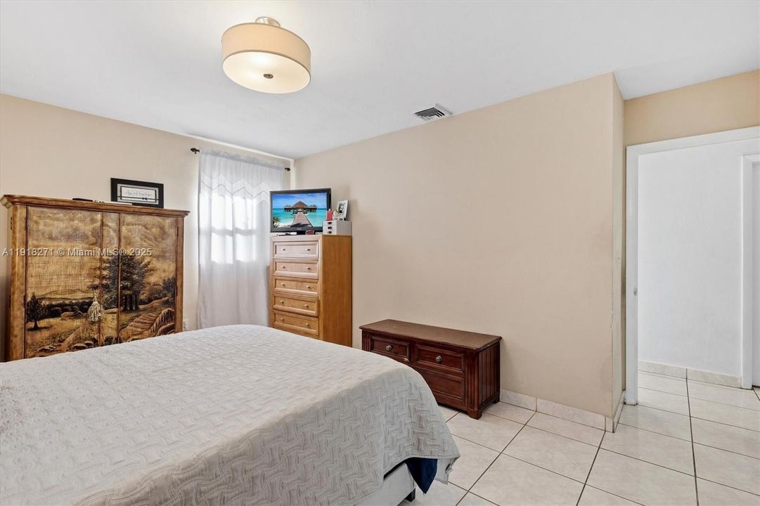 合同活跃: $680,000 (3 贝兹, 2 浴室, 1450 平方英尺)