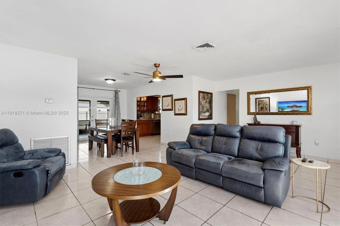 合同活跃: $680,000 (3 贝兹, 2 浴室, 1450 平方英尺)