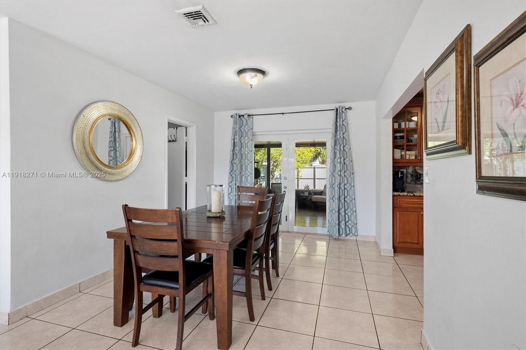 合同活跃: $680,000 (3 贝兹, 2 浴室, 1450 平方英尺)