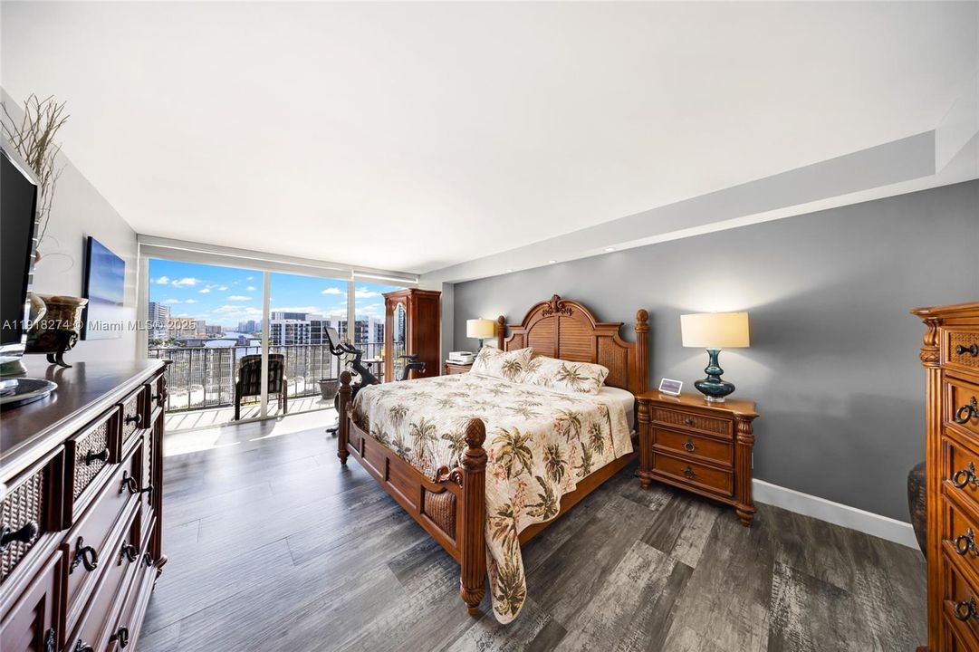 Active With Contract: $474,900 (2 beds, 2 baths, 1455 Square Feet)