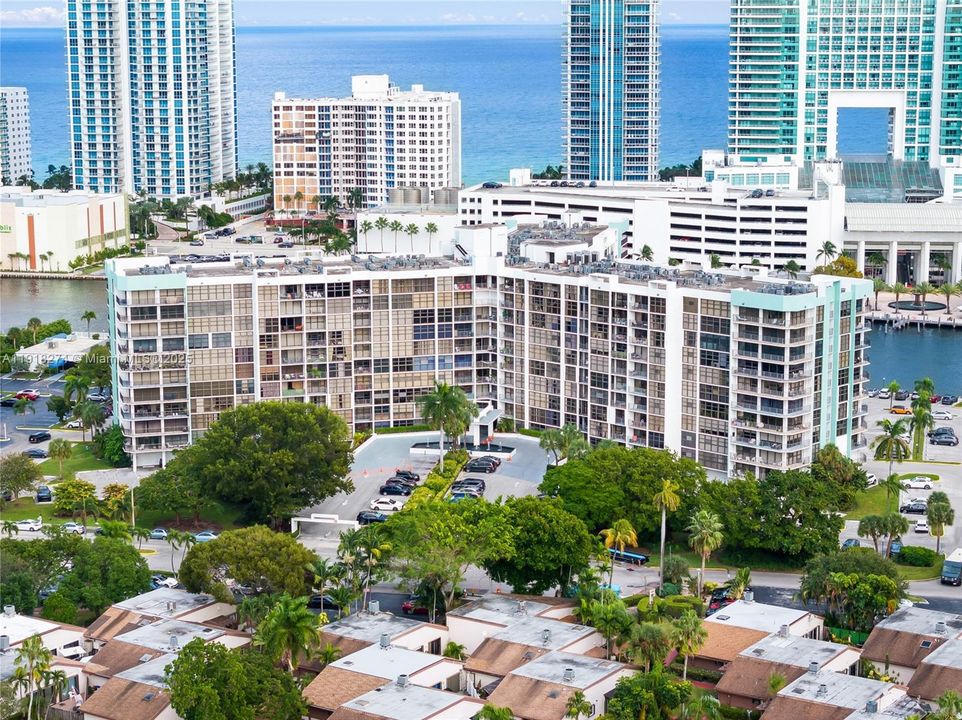 Active With Contract: $474,900 (2 beds, 2 baths, 1455 Square Feet)