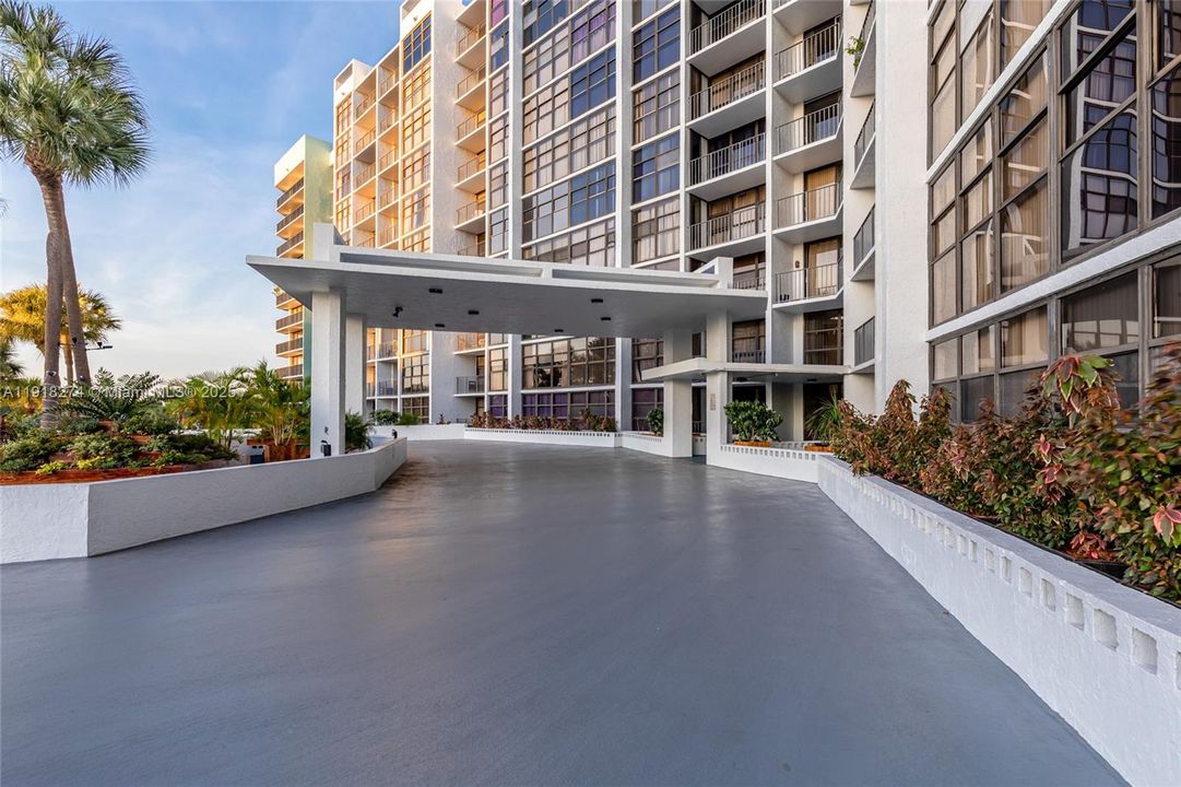 Active With Contract: $474,900 (2 beds, 2 baths, 1455 Square Feet)