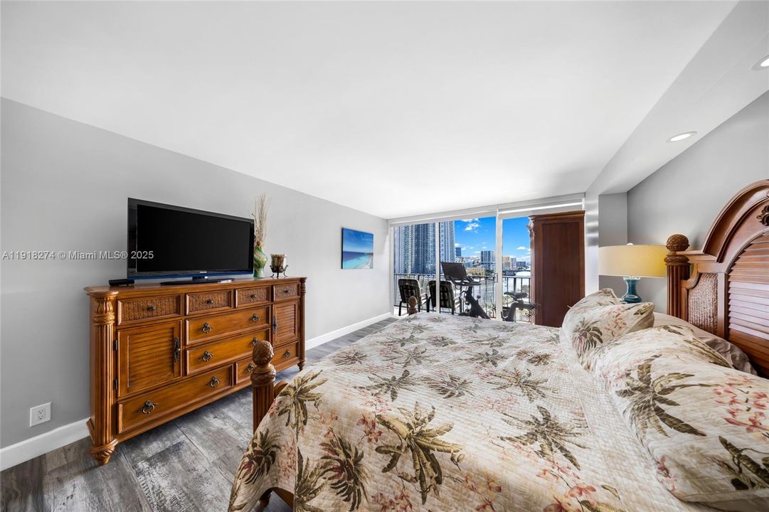 Active With Contract: $474,900 (2 beds, 2 baths, 1455 Square Feet)