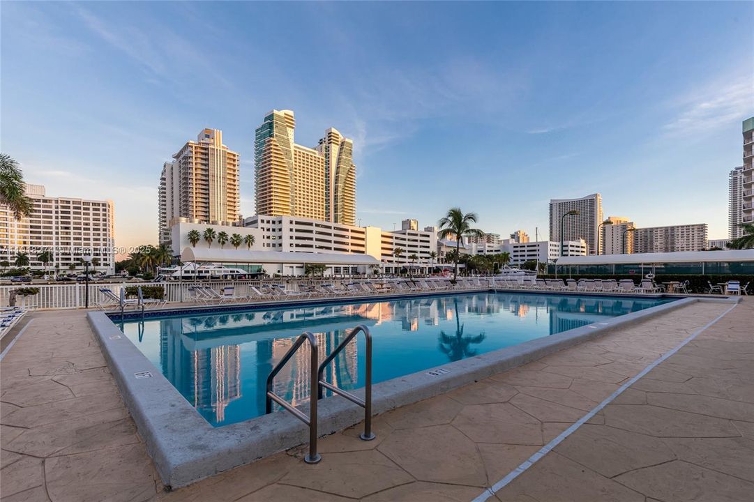 Active With Contract: $474,900 (2 beds, 2 baths, 1455 Square Feet)