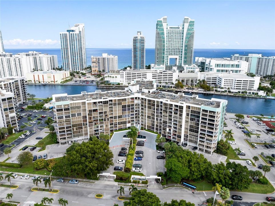 Active With Contract: $474,900 (2 beds, 2 baths, 1455 Square Feet)