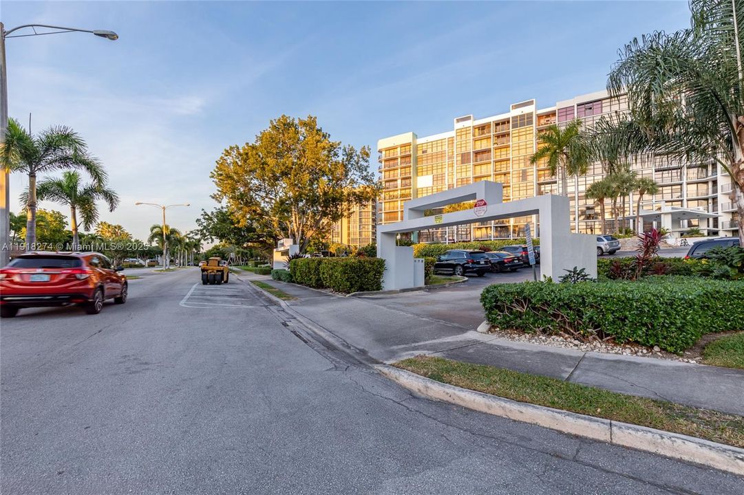 Active With Contract: $474,900 (2 beds, 2 baths, 1455 Square Feet)