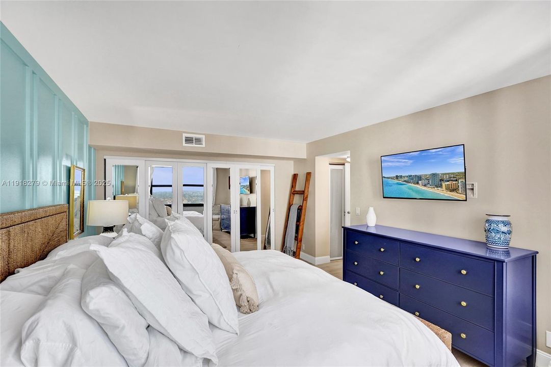 For Rent: $5,900 (2 beds, 2 baths, 1240 Square Feet)