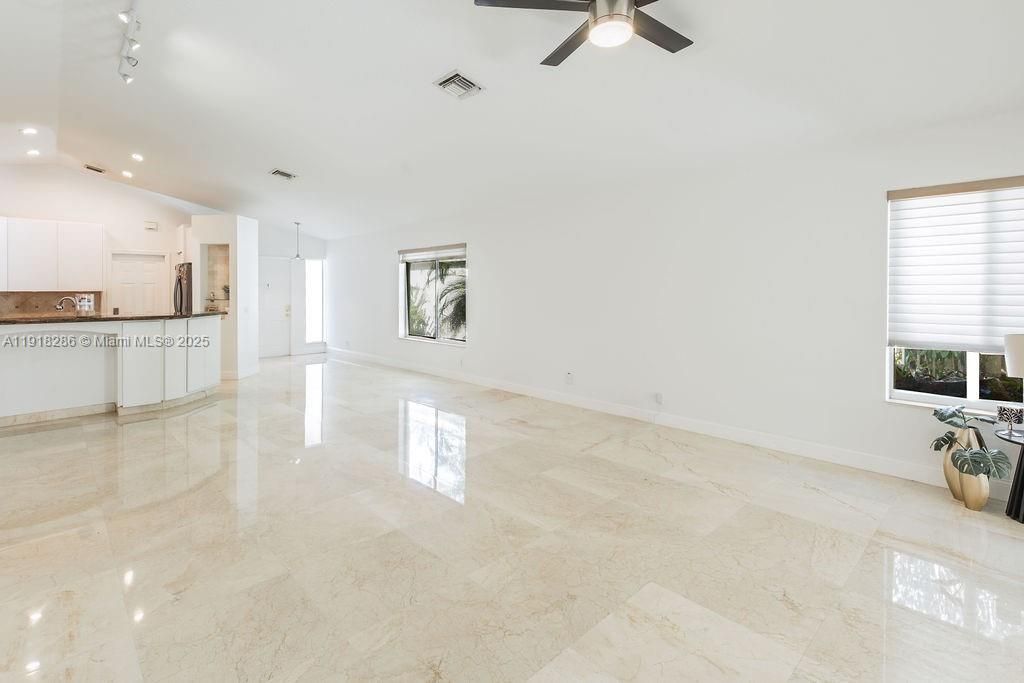 En Venta: $665,000 (3 camas, 2 baños, 1420 Pies cuadrados)