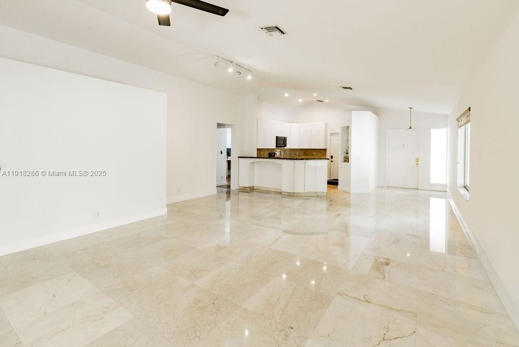 En Venta: $665,000 (3 camas, 2 baños, 1420 Pies cuadrados)