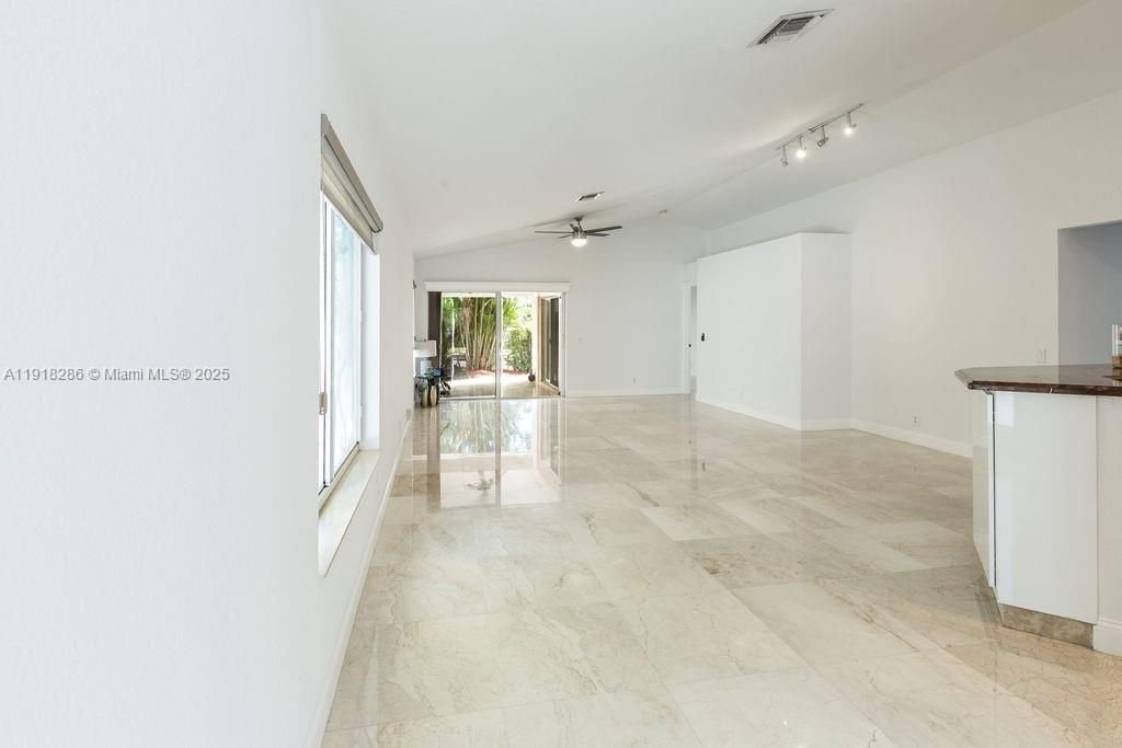 En Venta: $665,000 (3 camas, 2 baños, 1420 Pies cuadrados)