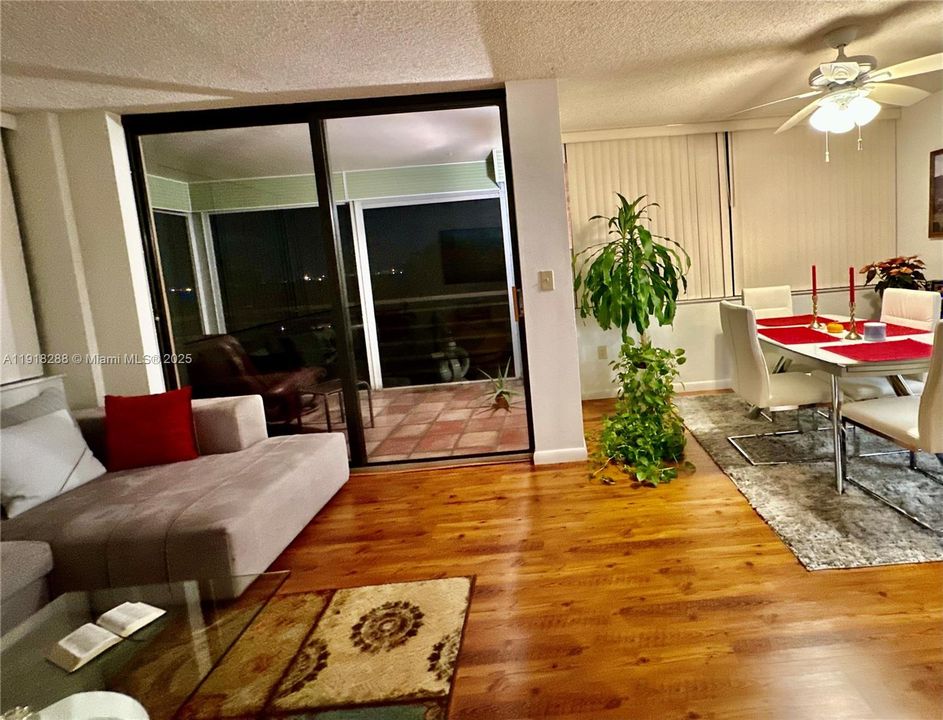 For Sale: $269,000 (2 beds, 2 baths, 1160 Square Feet)
