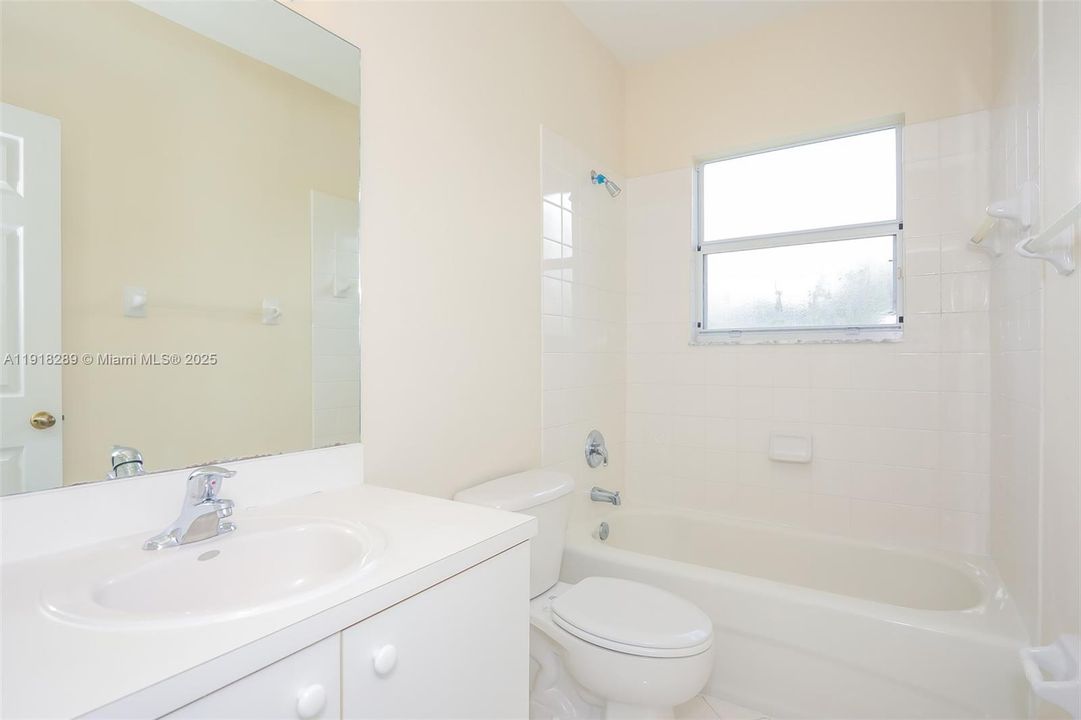 合同活跃: $1,980 (3 贝兹, 2 浴室, 1368 平方英尺)