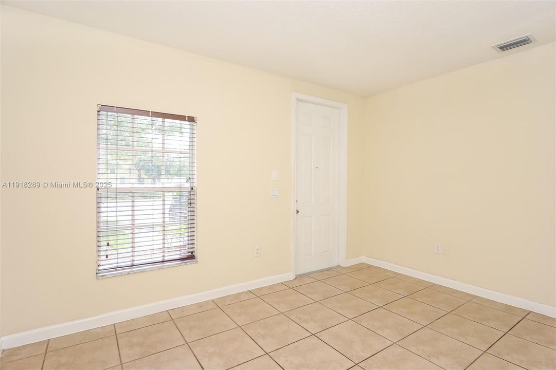 合同活跃: $1,980 (3 贝兹, 2 浴室, 1368 平方英尺)