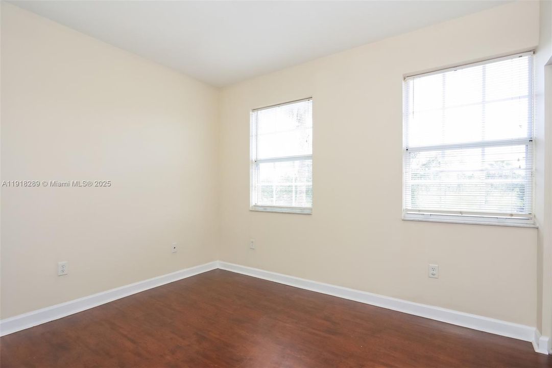 合同活跃: $1,980 (3 贝兹, 2 浴室, 1368 平方英尺)