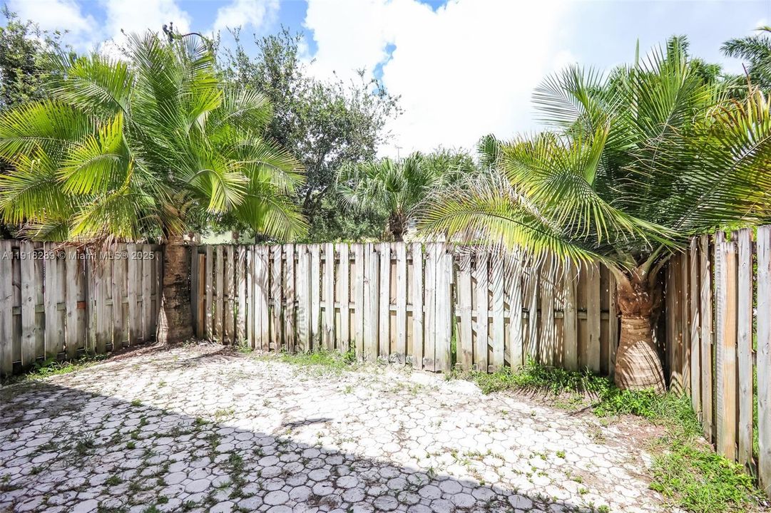 合同活跃: $1,980 (3 贝兹, 2 浴室, 1368 平方英尺)