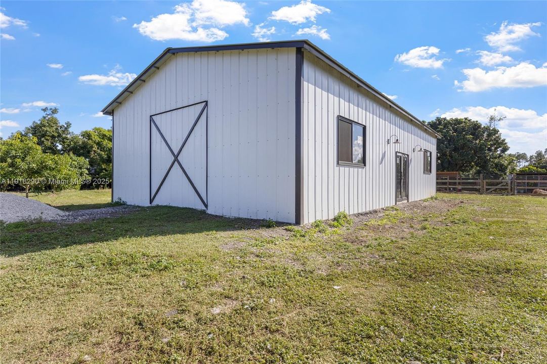 待售: $450,000 (1.25 acres)