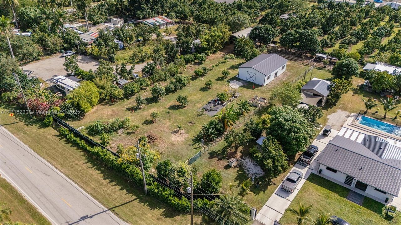 待售: $450,000 (1.25 acres)