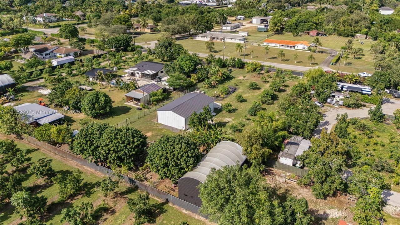 待售: $450,000 (1.25 acres)