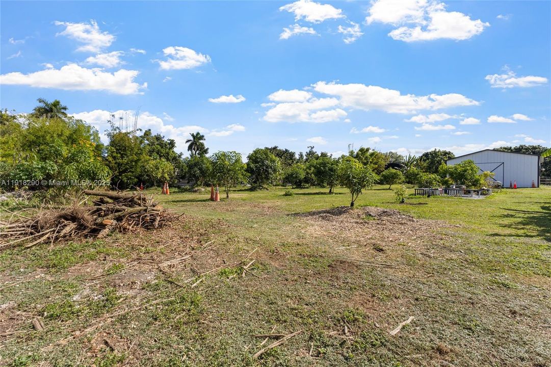 待售: $450,000 (1.25 acres)