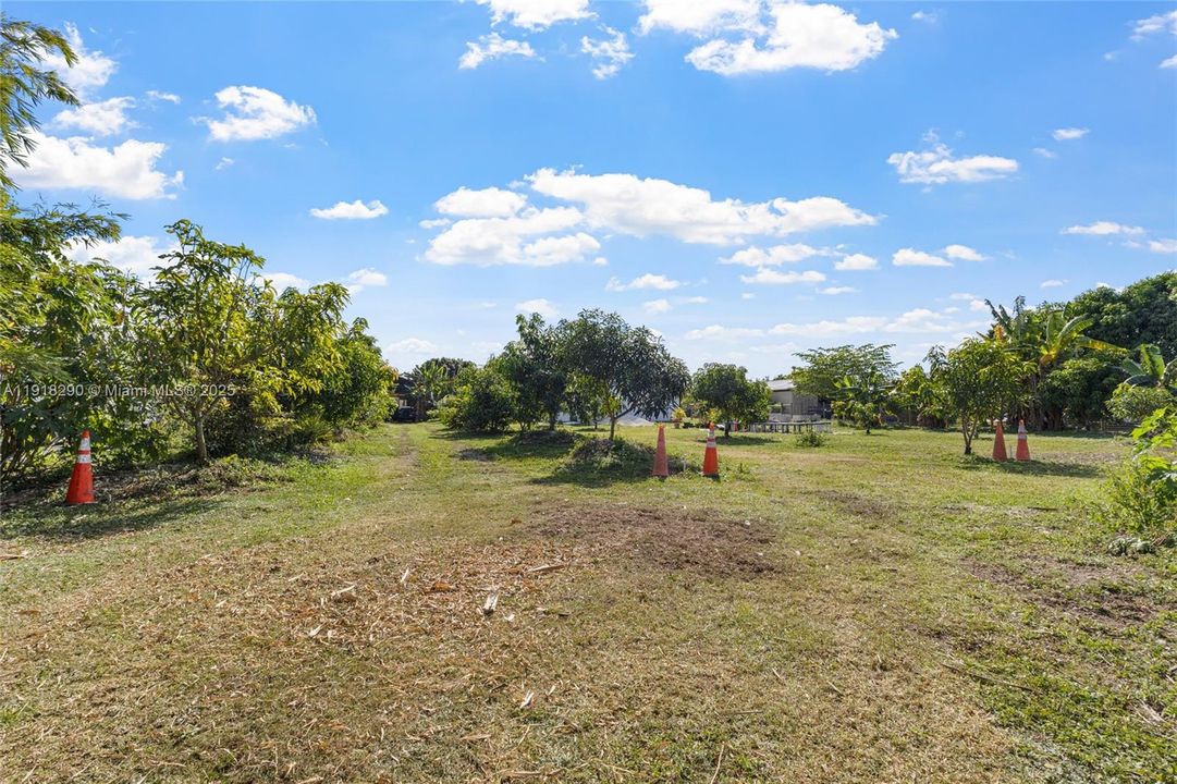 待售: $450,000 (1.25 acres)