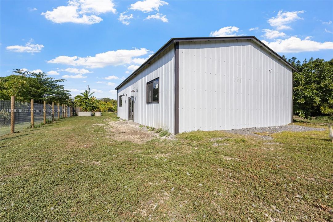 待售: $450,000 (1.25 acres)