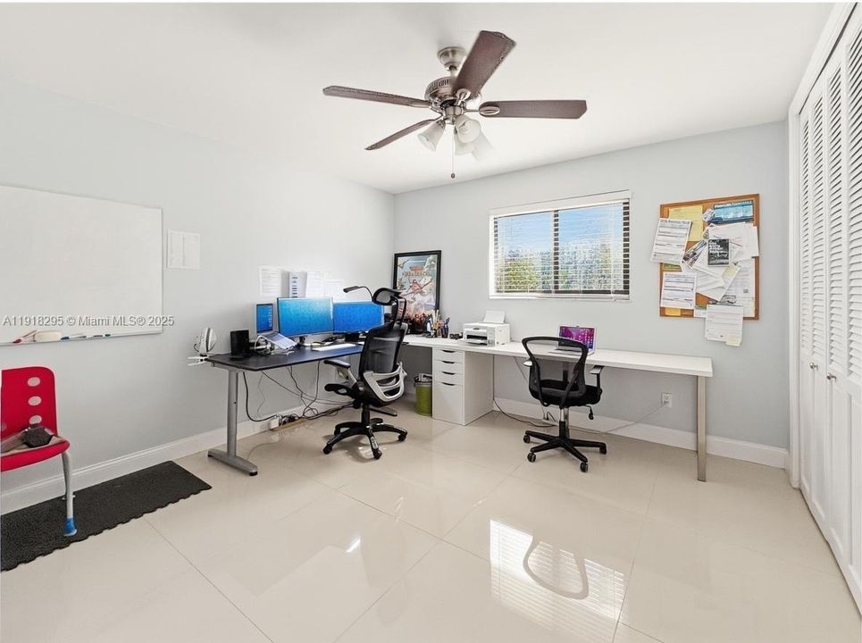 Home office - Bedroom 33