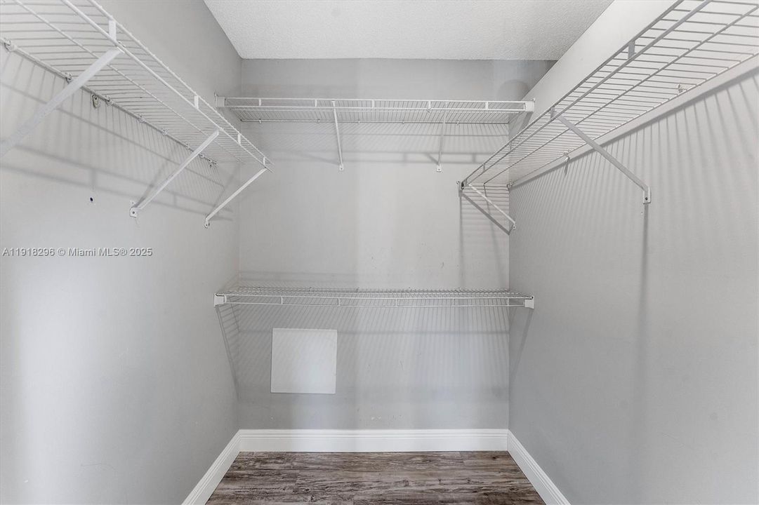 For Sale: $775,000 (5 beds, 2 baths, 2502 Square Feet)