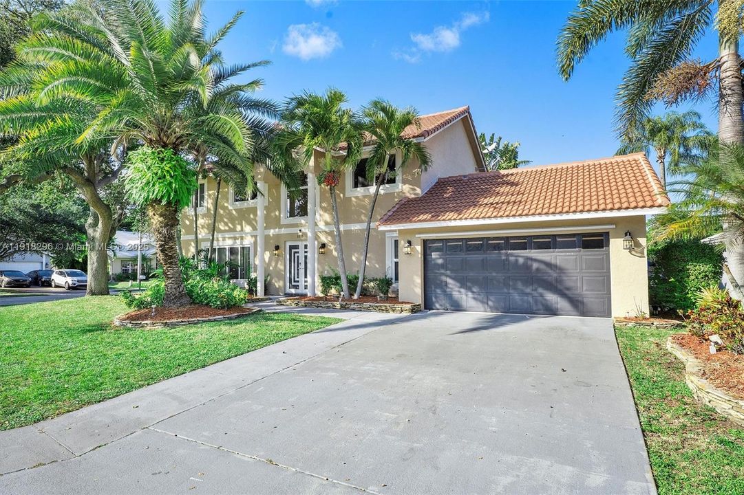 For Sale: $775,000 (5 beds, 2 baths, 2502 Square Feet)