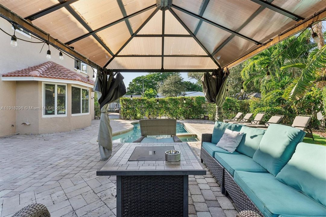 For Sale: $775,000 (5 beds, 2 baths, 2502 Square Feet)