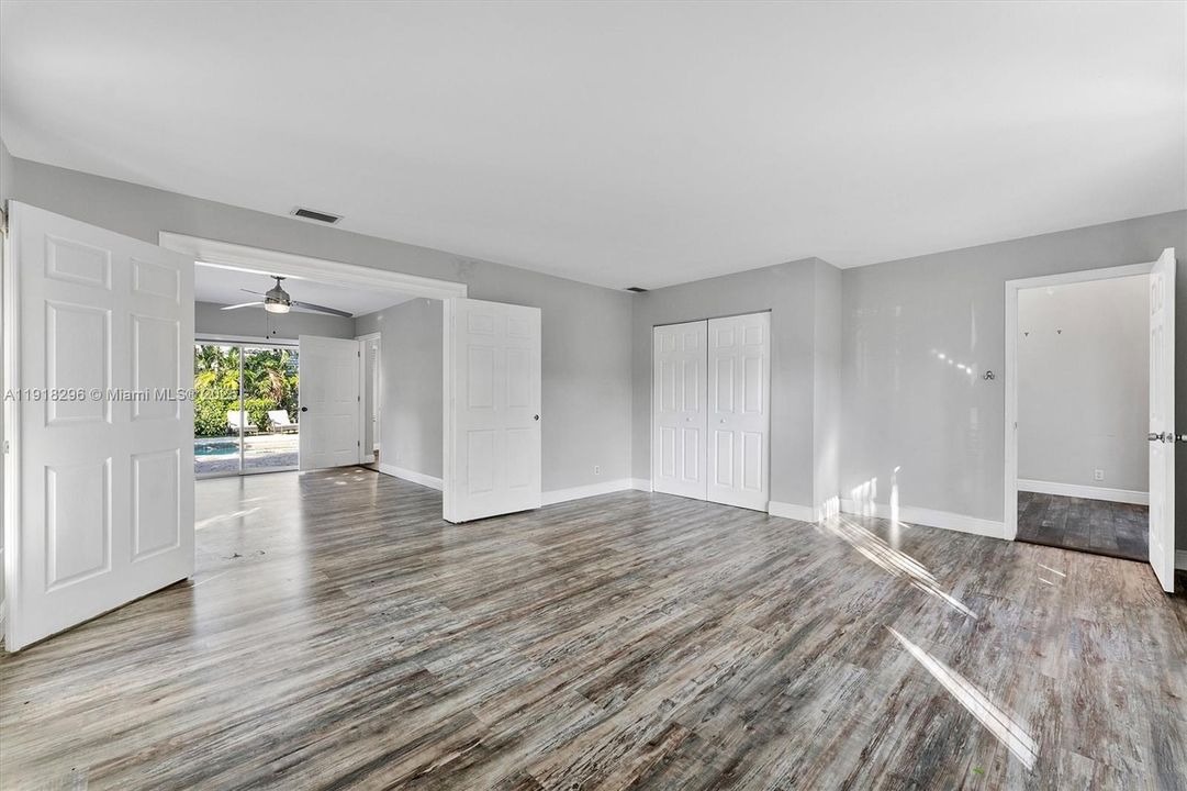 For Sale: $775,000 (5 beds, 2 baths, 2502 Square Feet)