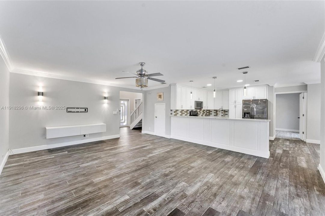 For Sale: $775,000 (5 beds, 2 baths, 2502 Square Feet)