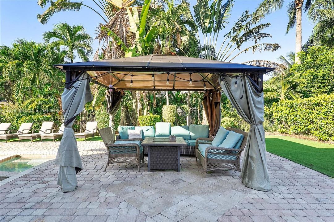 For Sale: $775,000 (5 beds, 2 baths, 2502 Square Feet)