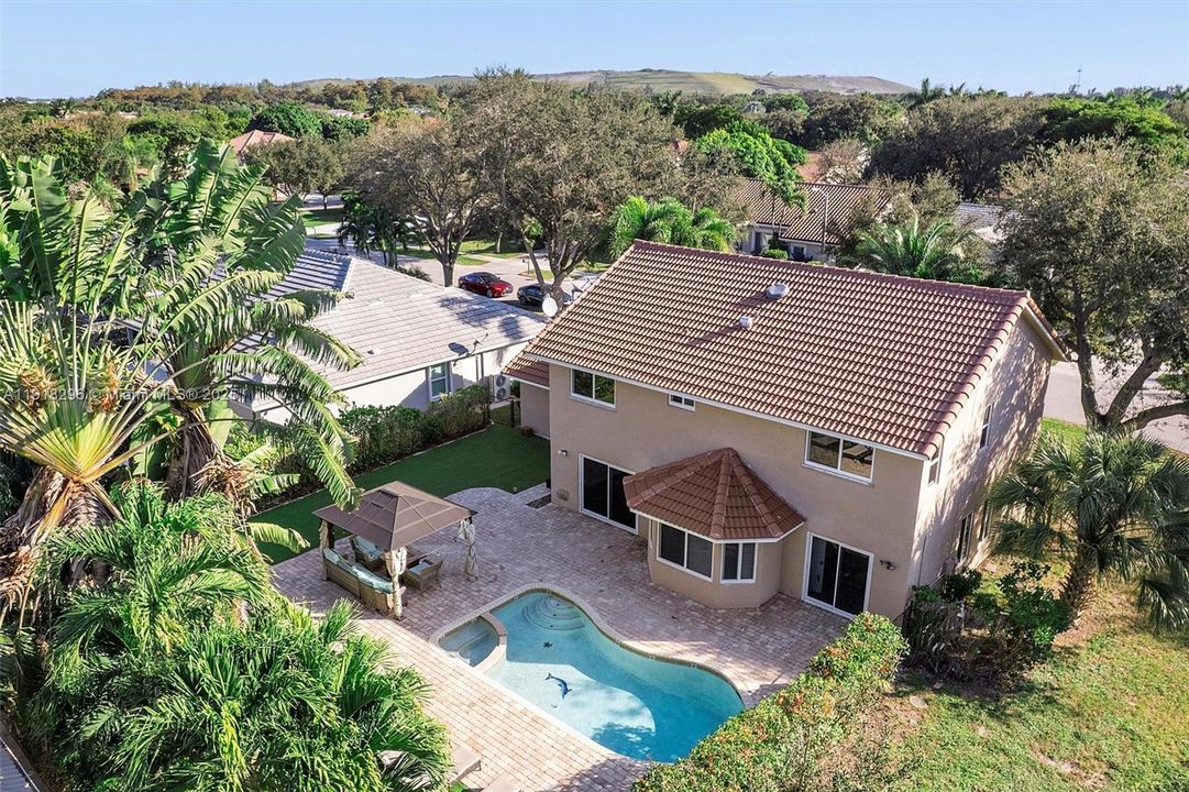 For Sale: $775,000 (5 beds, 2 baths, 2502 Square Feet)