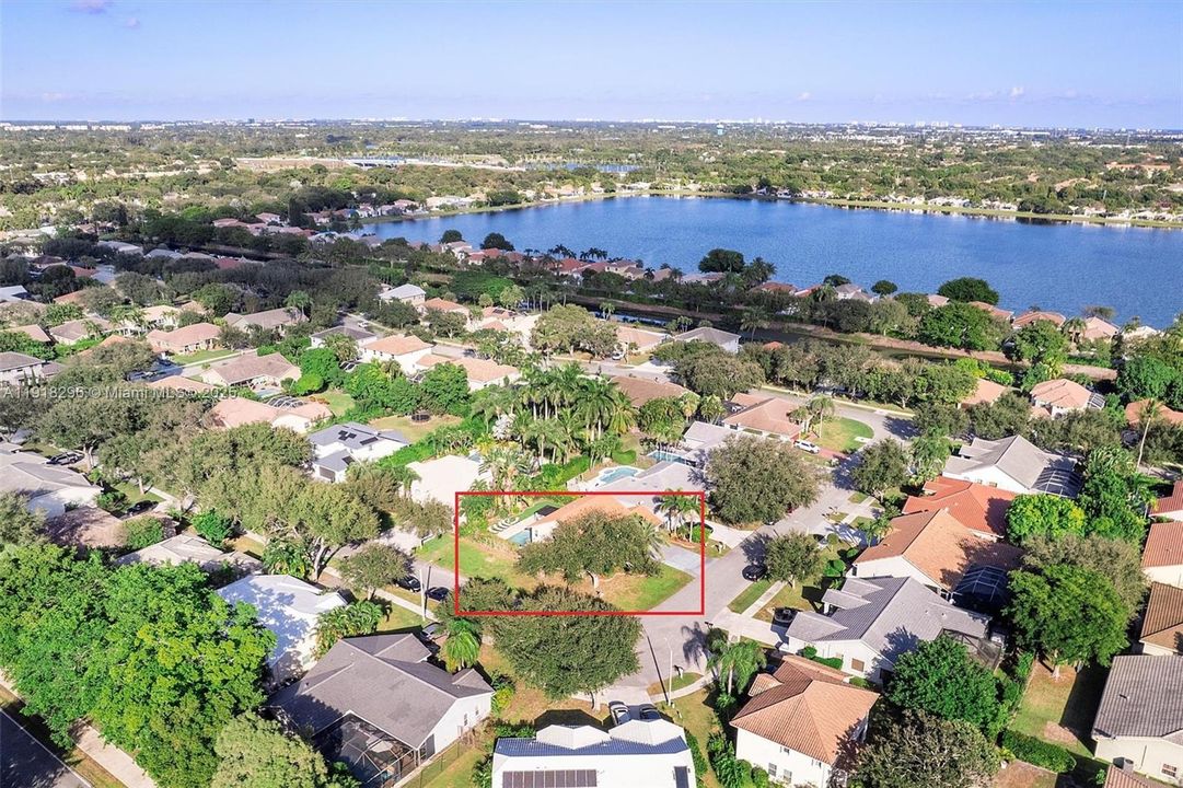 For Sale: $775,000 (5 beds, 2 baths, 2502 Square Feet)