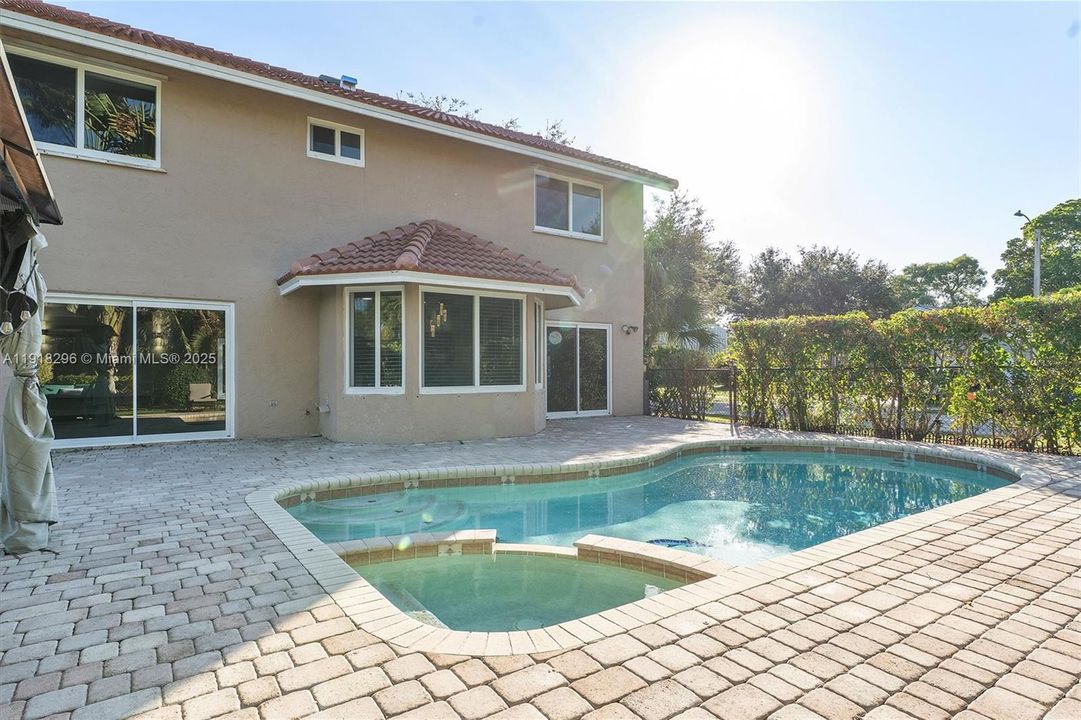 For Sale: $775,000 (5 beds, 2 baths, 2502 Square Feet)