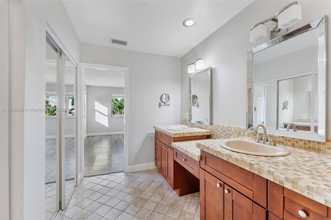 For Sale: $775,000 (5 beds, 2 baths, 2502 Square Feet)