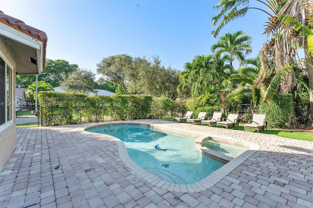 For Sale: $775,000 (5 beds, 2 baths, 2502 Square Feet)