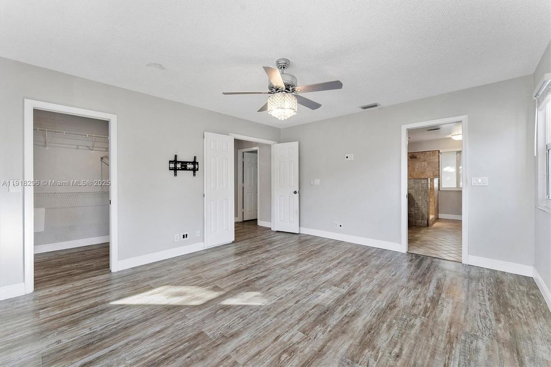 For Sale: $775,000 (5 beds, 2 baths, 2502 Square Feet)