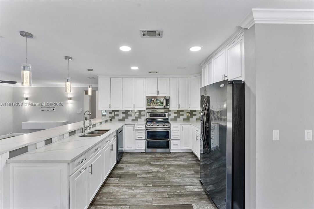 For Sale: $775,000 (5 beds, 2 baths, 2502 Square Feet)