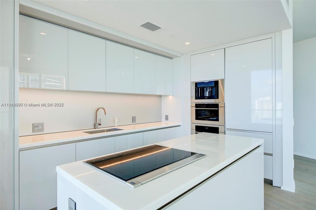 For Sale: $2,250,000 (2 beds, 2 baths, 1161 Square Feet)