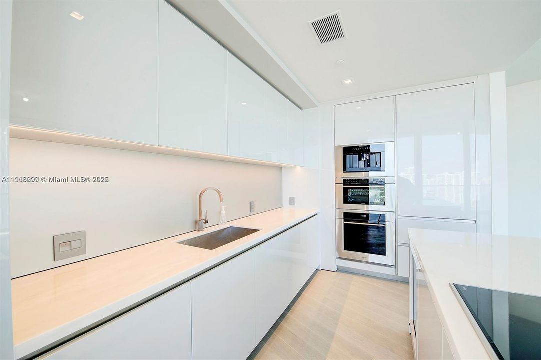 For Sale: $2,250,000 (2 beds, 2 baths, 1161 Square Feet)