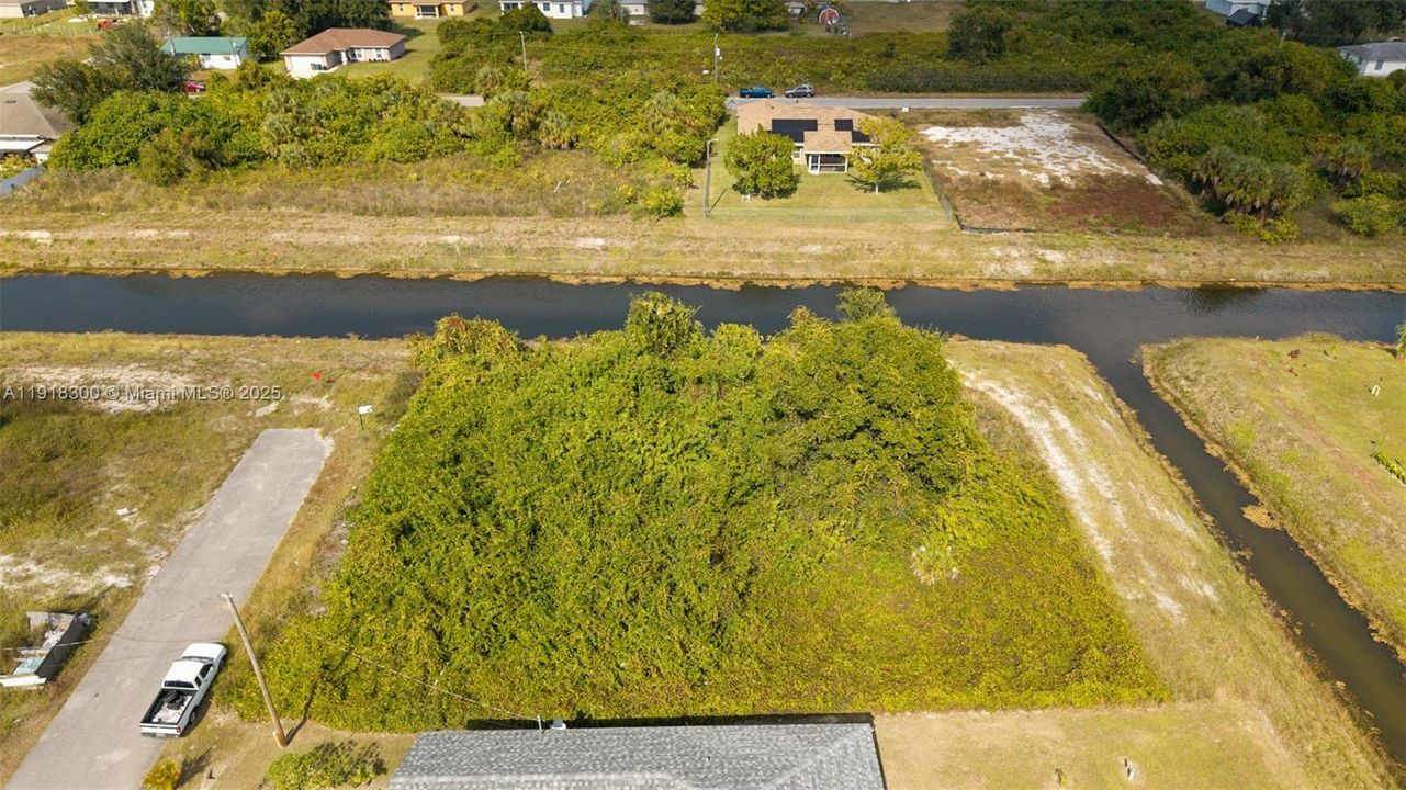 На продажу: $60,000 (0.37 acres)