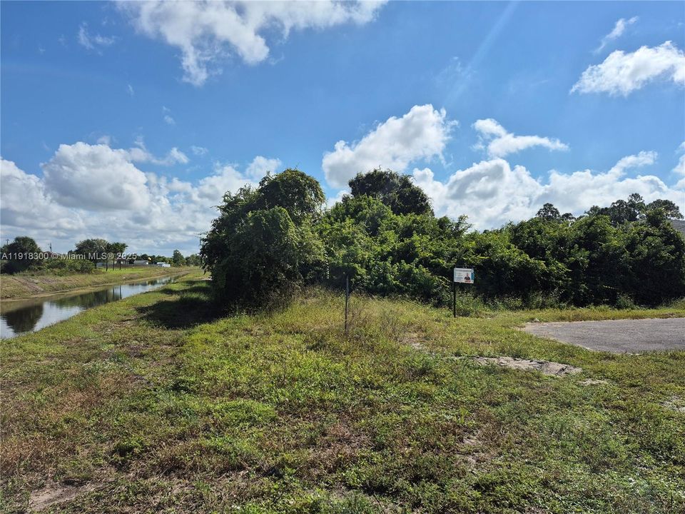 На продажу: $60,000 (0.37 acres)