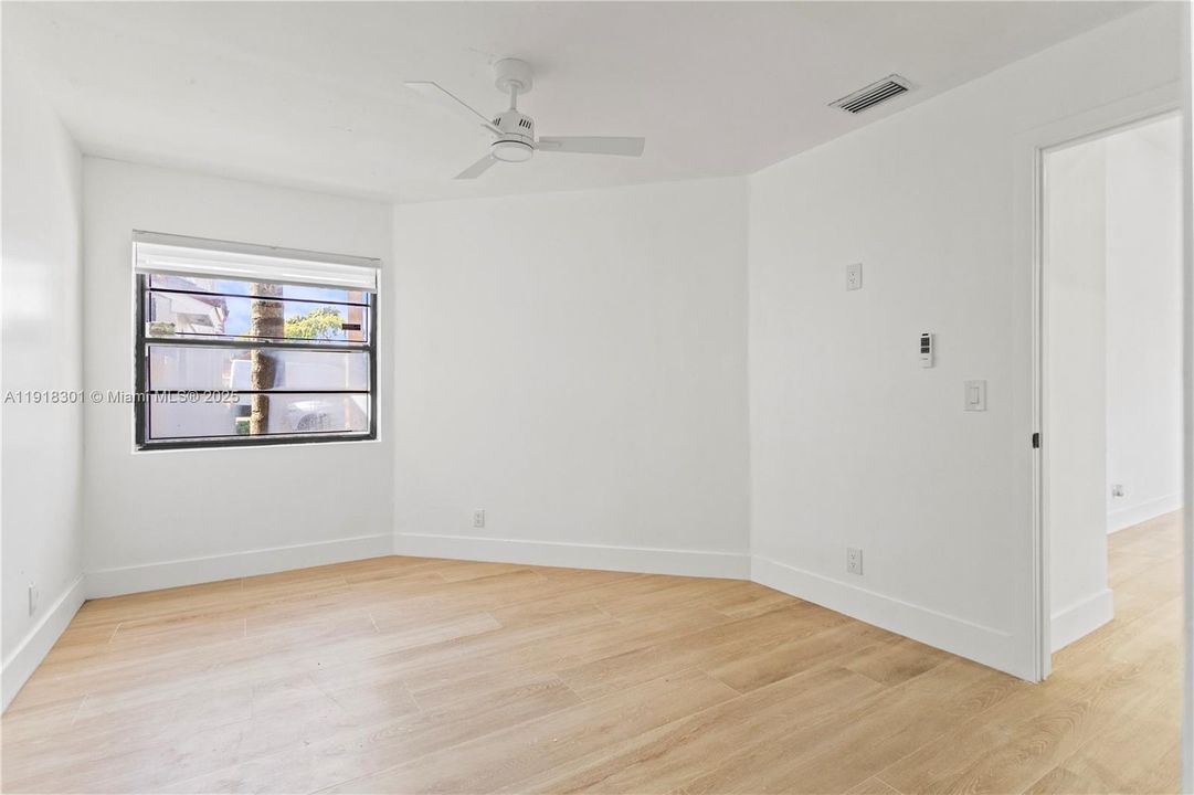 Active With Contract: $2,750 (2 beds, 2 baths, 991 Square Feet)