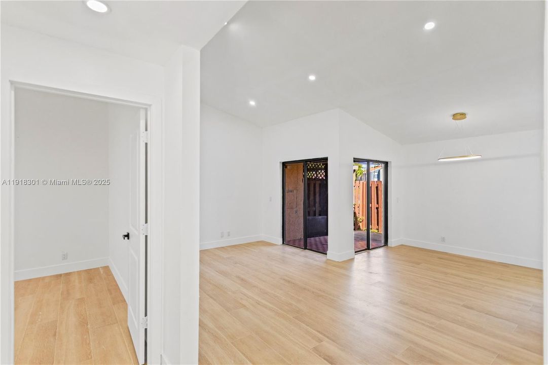 Active With Contract: $2,750 (2 beds, 2 baths, 991 Square Feet)