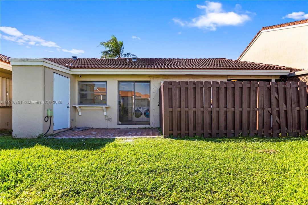 Active With Contract: $2,750 (2 beds, 2 baths, 991 Square Feet)