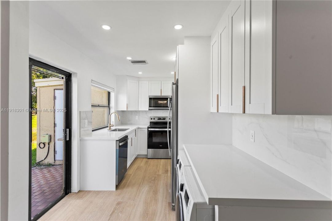 Active With Contract: $2,750 (2 beds, 2 baths, 991 Square Feet)