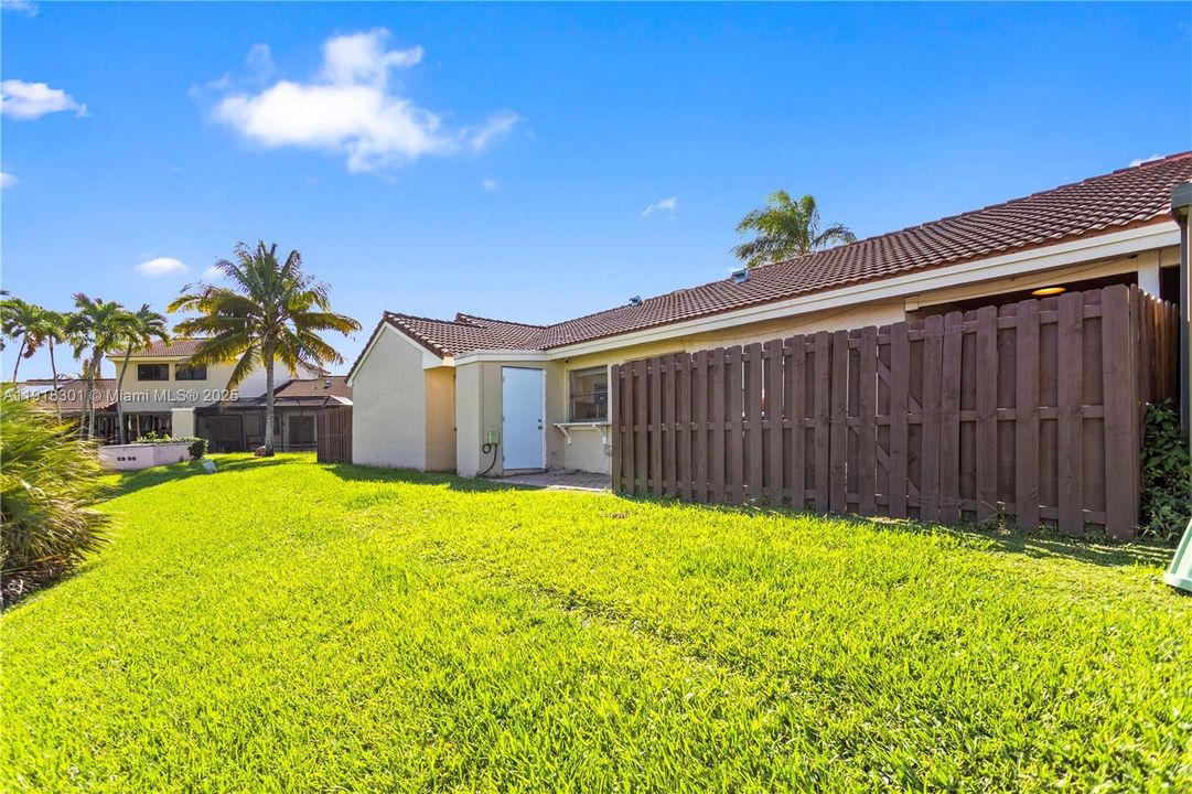 Active With Contract: $2,750 (2 beds, 2 baths, 991 Square Feet)